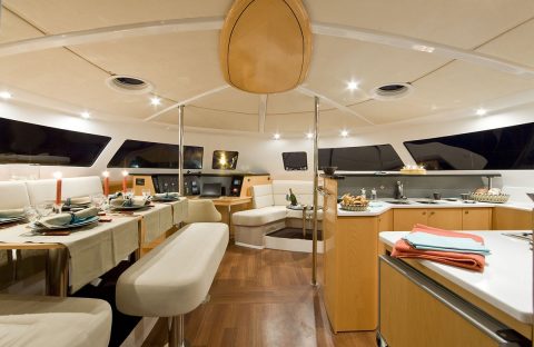 7_c6bo-voyage-plongee-polynesie-archipel-tuamotu-fakarava-croisiere-bateau-aquatiki-2-salon