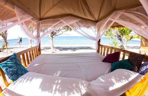 7_c6bo-voyages-plongee-indonesie-ile-sumbawa-kalimaya-dive-resort-canape-plage