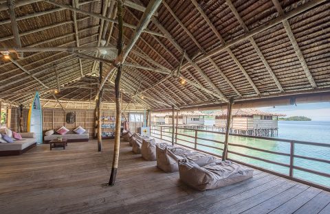 8-c6bo-voyage-plongee-indonesie-Raja-Ampat-Papua-Paradise-Eco-Resort-Lounge-Wide-sea-view