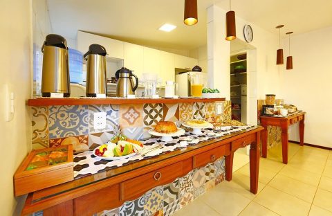 8.1_Bresil-Fernando-de-Noronha-Pousada-Atoba-restaurant-buffet