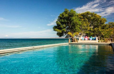 8.1_c6bo-voyages-plongee-indonesie-ile-sumbawa-kalimaya-dive-resort-piscine-vue-mer