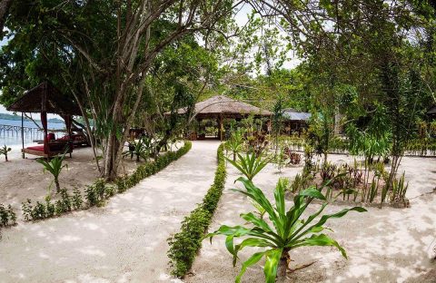 8.1_c6bo-voyages-plongee-indonesie-raja-ampat-biodiversity-resort-restaurant