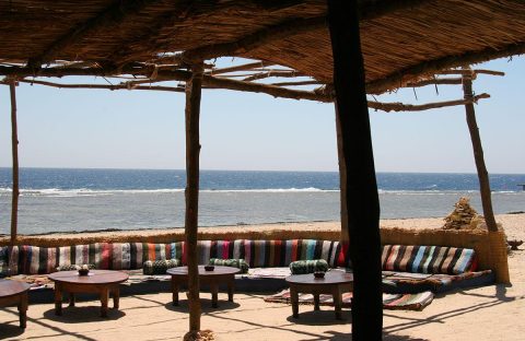 8.2_c6bo-voyages-plongee-egypte-marsa-alam-the-oasis-dive-resort-plage-bar-Beduin