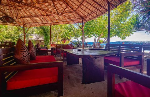 8.3_c6bo-voyages-plongee-indonesie-raja-ampat-biodiversity-resort-restaurant-sofa