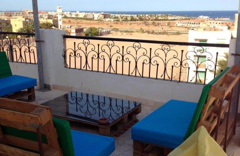 8_Egypte-Safaga-Guest-House-El-Manzil-salon-exterieur-terrasse