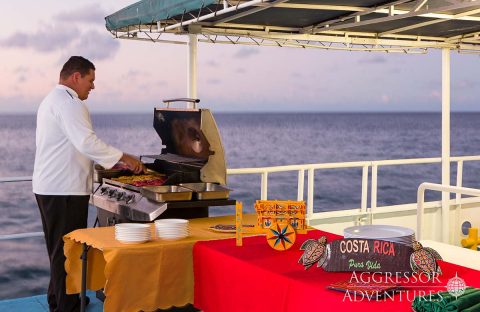 8_c6bo-voyage-plongee-costa-rica-aggressor-fleet-ile-coco-okeanos-aggressor-2-exterier-barbecue