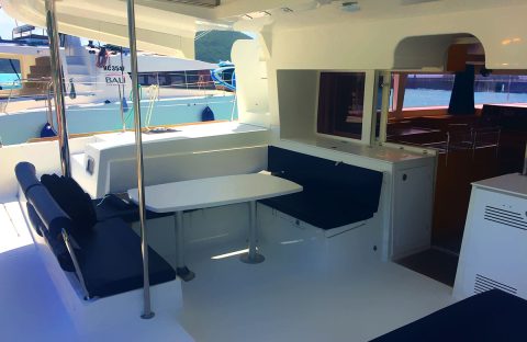 8_c6bo-voyage-plongee-madagascar-iles-radames-radama-islands-croisiere-oceanes-dream-catamaran-gros-plan-salon-exterieur