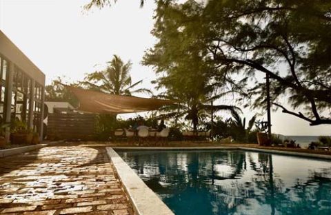 8_c6bo-voyage-plongee-mozambique-tofo-liquid-dive-adventures-hotel-piscine-sunset