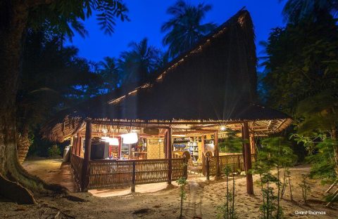 8_c6bo-voyages-plongee-papouasie-nouvelle-guinee-Kavieng-Lissenung-Island-Resort-salon-Grant-Thomas