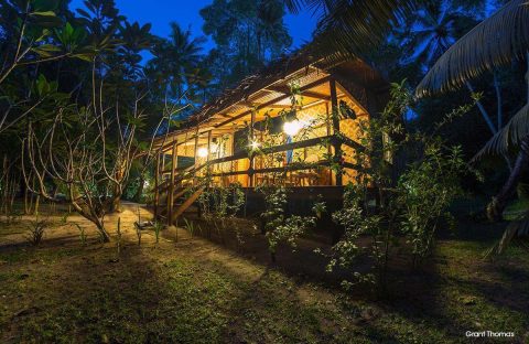 9.1_c6bo-voyages-plongee-papouasie-nouvelle-guinee-Kavieng-Lissenung-Island-Resort-bungalow-night-Grant-Thomas