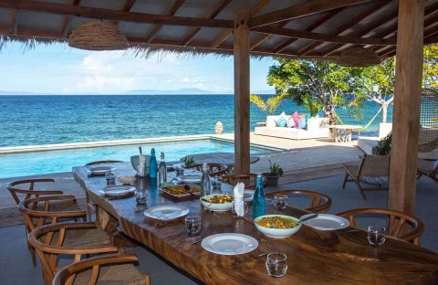 9.2_c6bo-voyages-plongee-indonesie-ile-sumbawa-kalimaya-dive-resort-repas-vue-mer