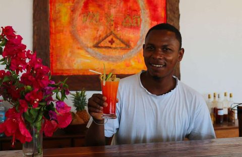 9_c6bo-voyage-plongee-madagascar-nosy-be-Nosy-Lodge-bar-cocktails-barman