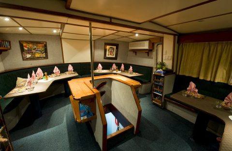 C6Bo-Voyages-Papouasie-plongee-Kimbe-MV-Febrina-boat-restaurant